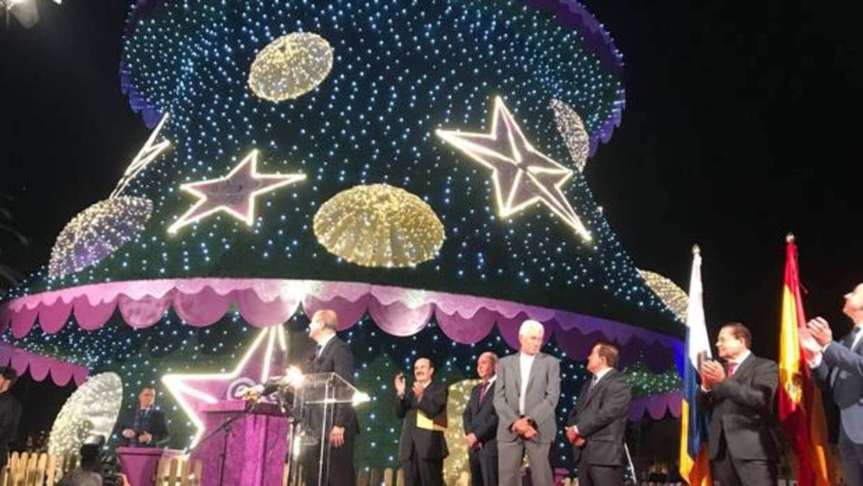 Llega la luz al árbol de la Navidad en Las Arenas, icono turístico de Canarias