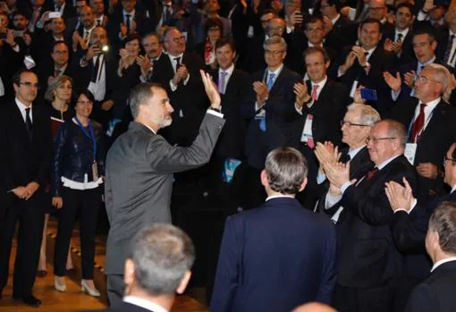 Felipe VI saludando a los asistentes al evento