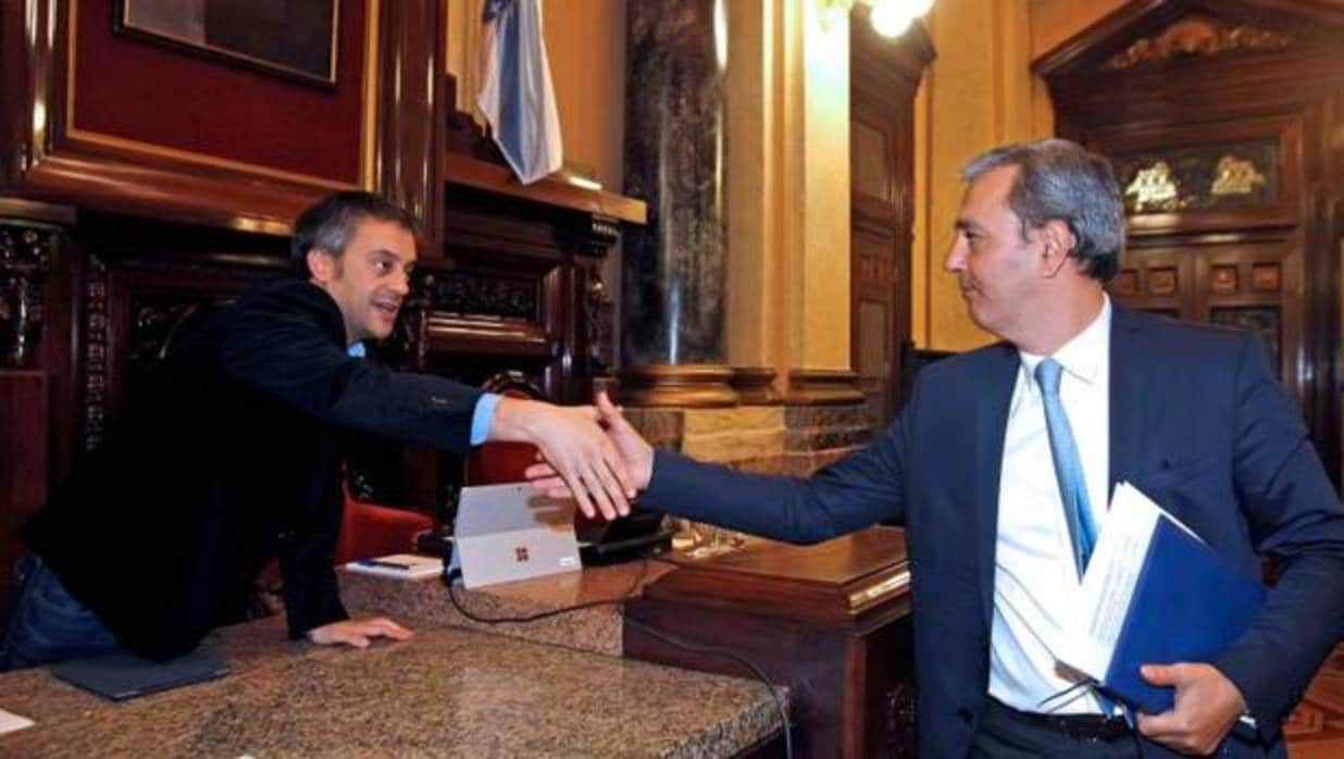 Xulio Ferreiro saluda al portavoz del PSOE en el concello antes del pleno