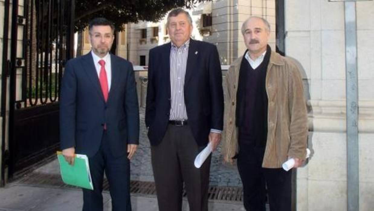 Manuel Pineda (izquierda), junto al exalcalde socialista de San Isidro Fernando Morales y al alcalde de Rojales, Antonio Pérez