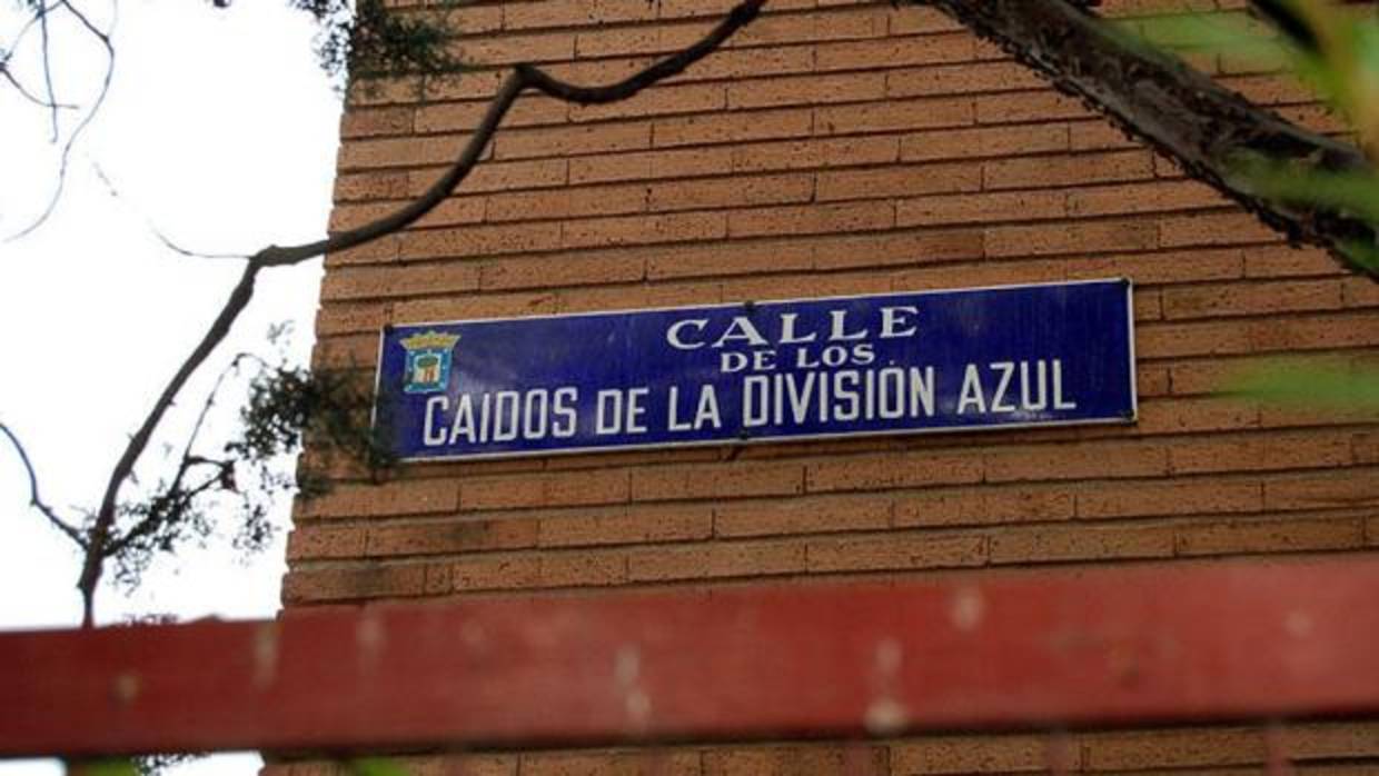 Una de las placas de la calle de los Cáidos de la División Azul, en el distrito de Chamartín