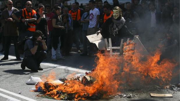 Los acusados de incendiar un Starbucks en Barcelona durante la huelga de 2012 evitan la prisión