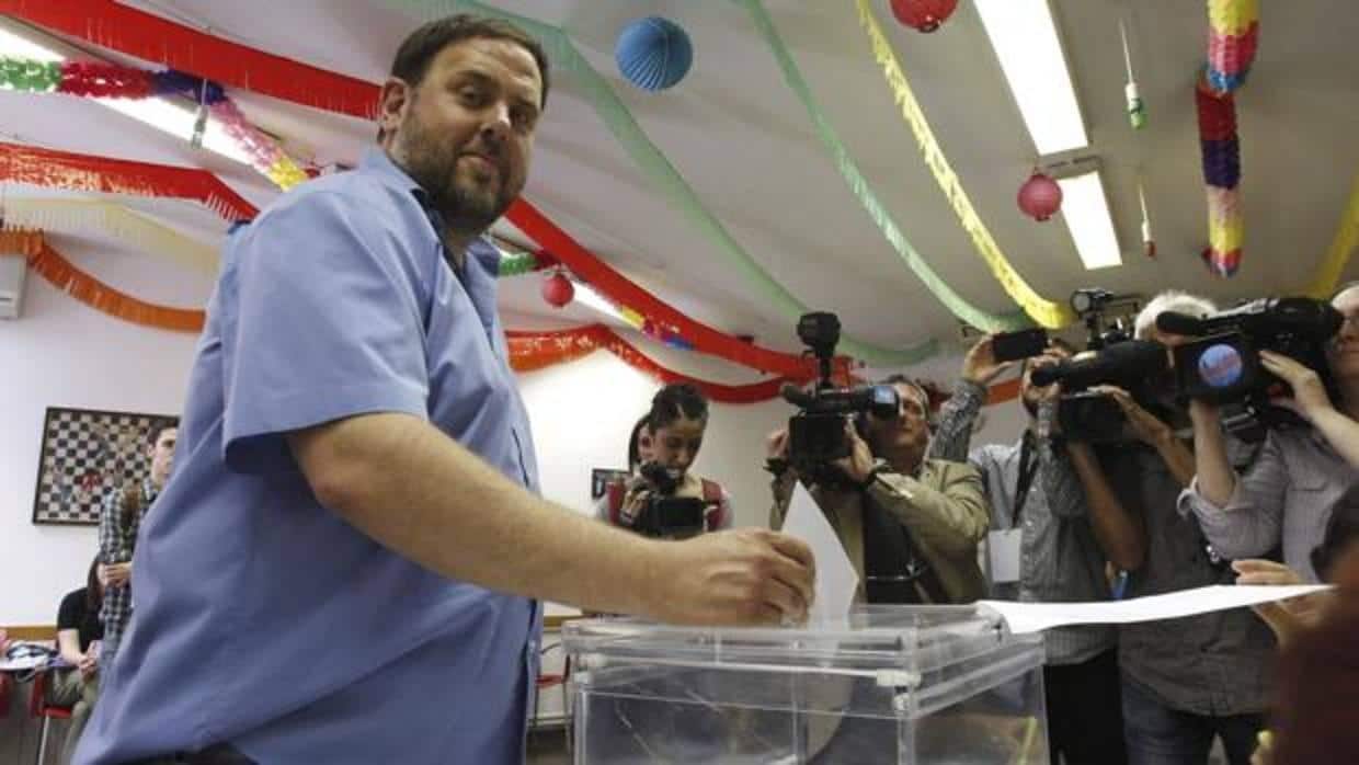Oriol Junqueras (ERC), voto en mano, en las elecciones catalanas de septiembre de 2015