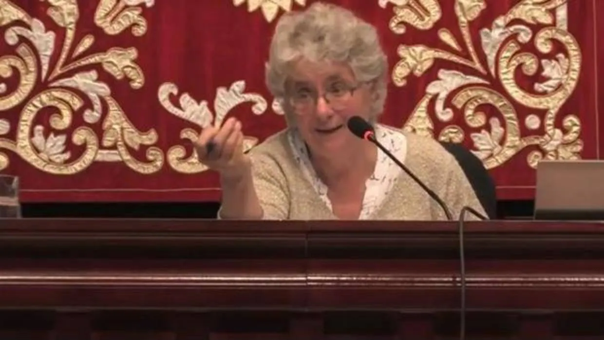 La concejal-presidenta del distrito de Tetuán, Montserrat Galcerán, en un momento del Pleno
