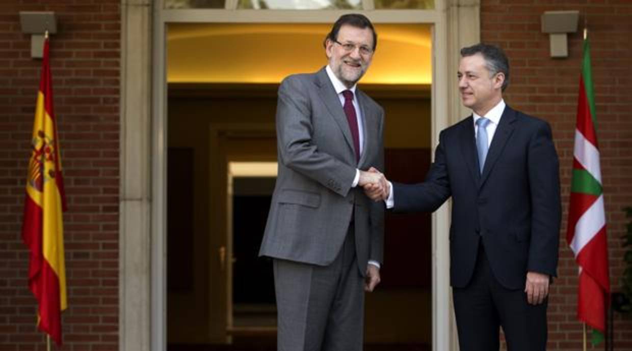 Rajoy y Urkullun estrechan la mano, a las puertas de La Moncloa, en una imagen de 2016