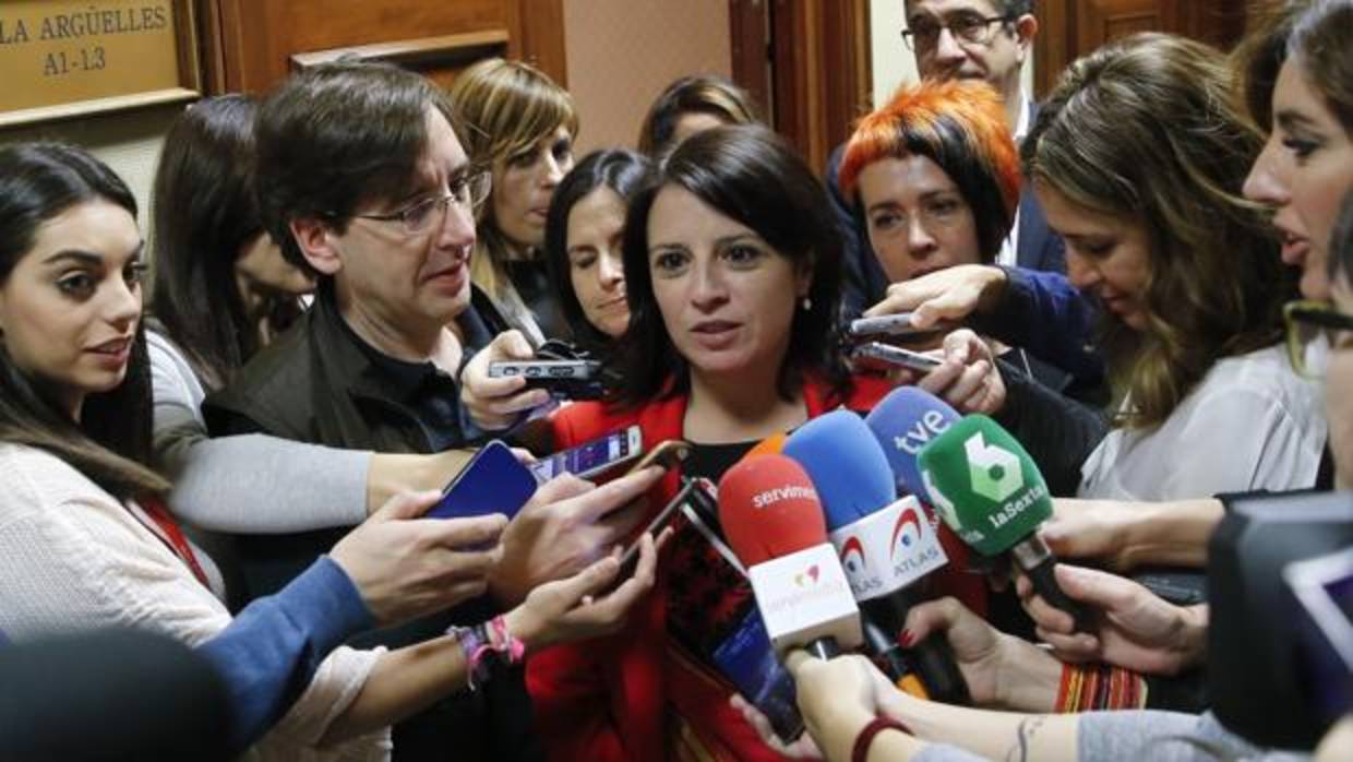 La diputada socialista Adriana Lastra atiende a los medios
