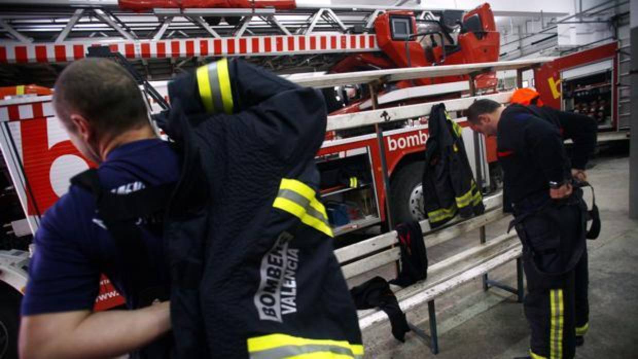 Imagen de archivo de dos bomberos de Valencia