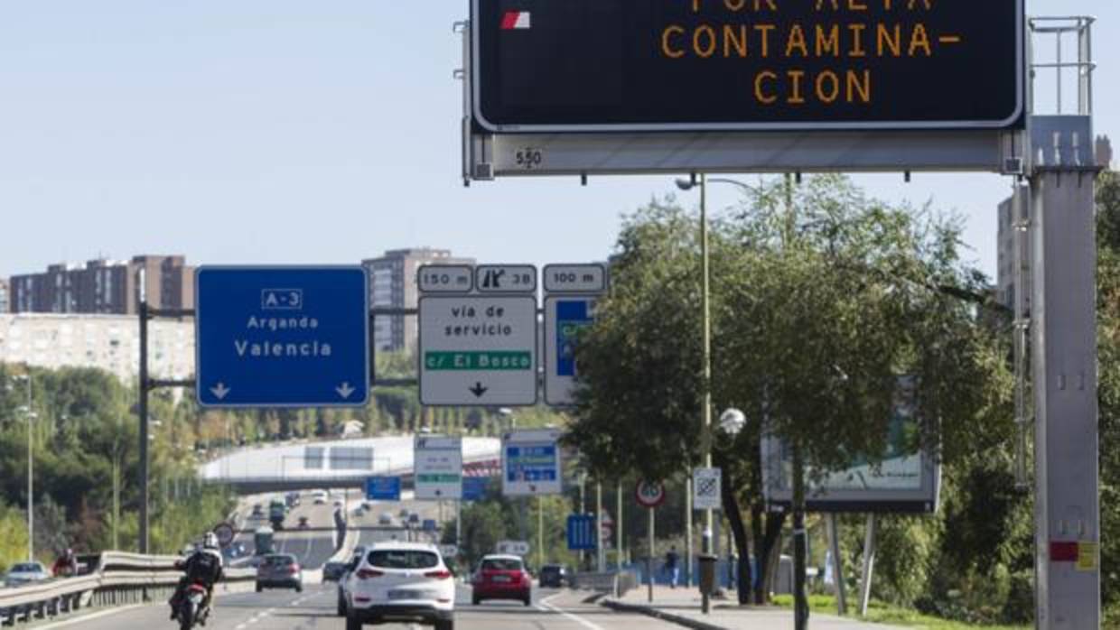 Coches circulando en la M-30, durante un episodio de contaminación