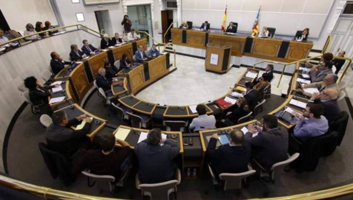 Un momento de la sesión plenaria de la Diputación de Alicante de este jueves
