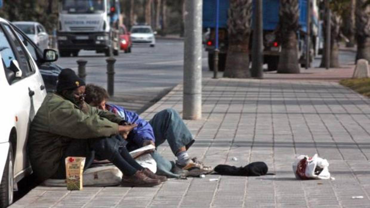 Dos vagabundos en una calle del centro de Alicante, en imagen de archivo