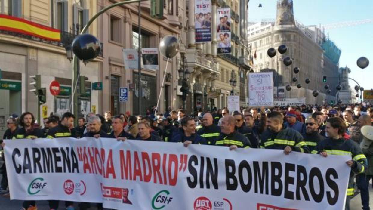Manifestación de los bomberos del Ayuntamiento de Madrid contra Carmena