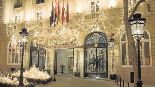 Decoración navideña en la entrada del Hotel Ritz de Madrid
