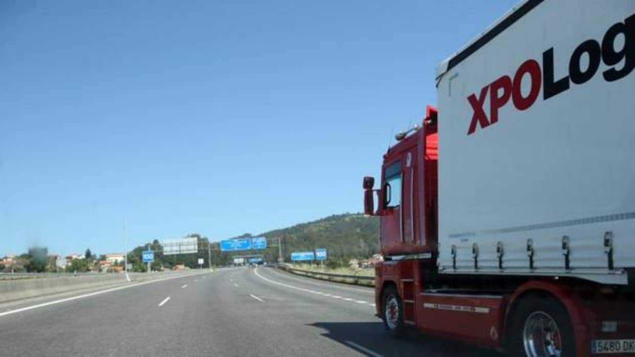Un camión circula por la autopista Ap-9