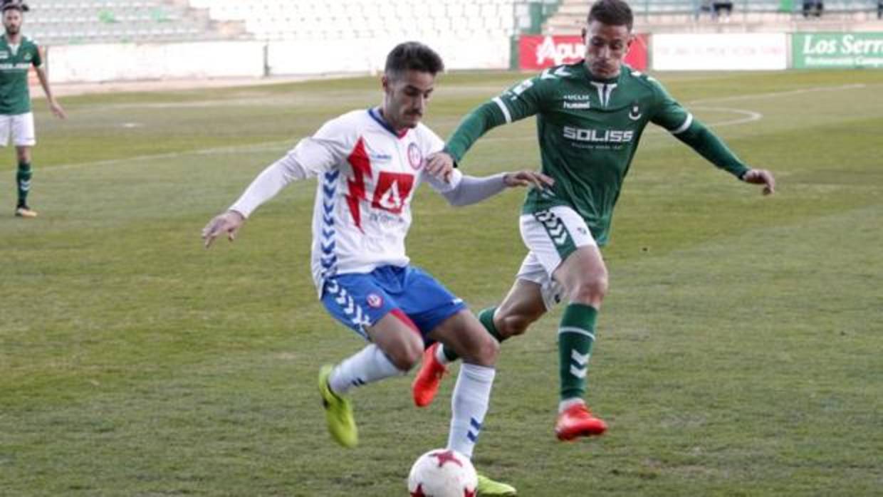 Una jugada de ataque del Rayo Majadahonda ante la defensa verde