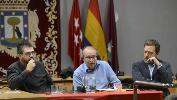 Ahora Madrid cambia la bandera de España por la republicana en la Junta de Retiro