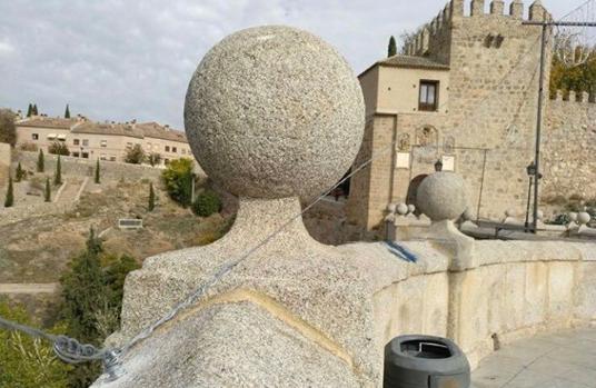 La instalación navideña en el puente de San Martín