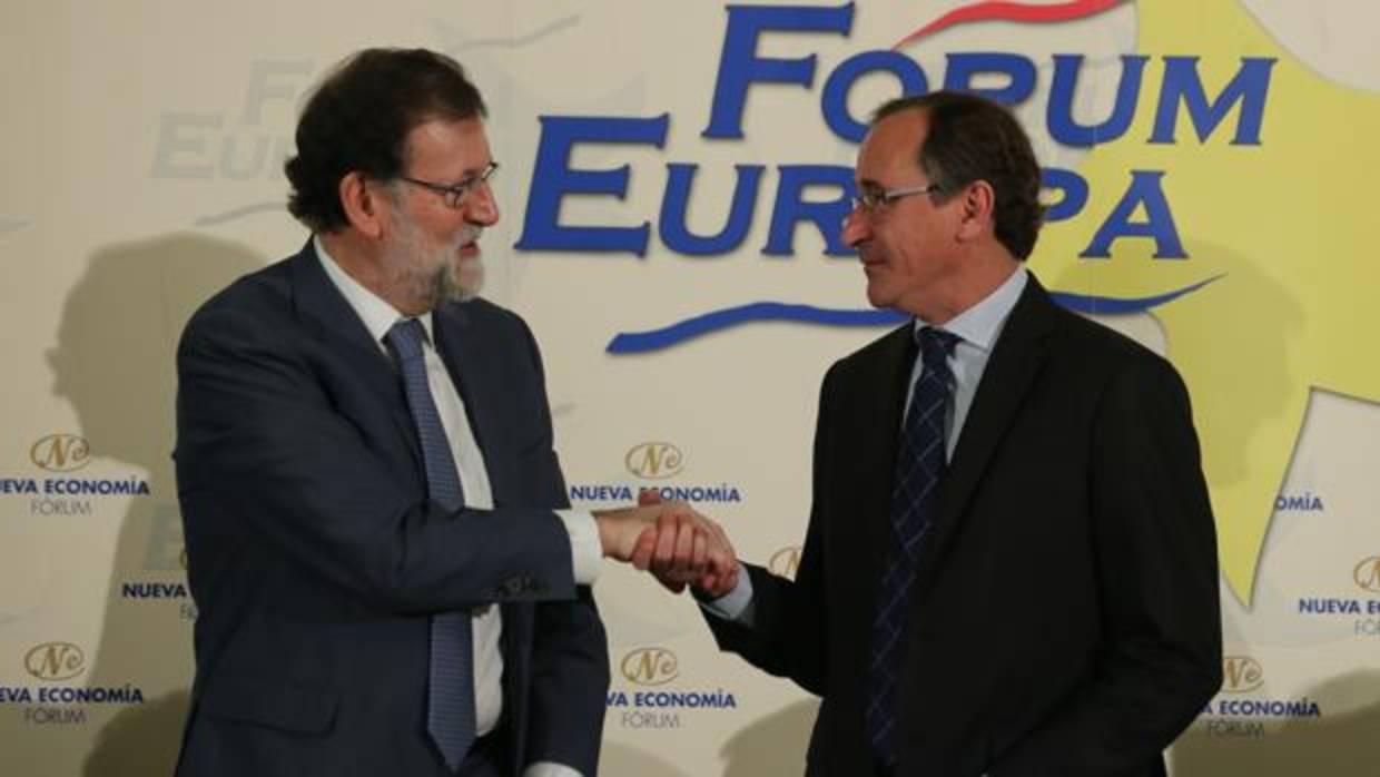 El presidente del Gobierno, Mariano Rajoy (izda) junto al líder del PP del País Vasco, Alfonso Alonso