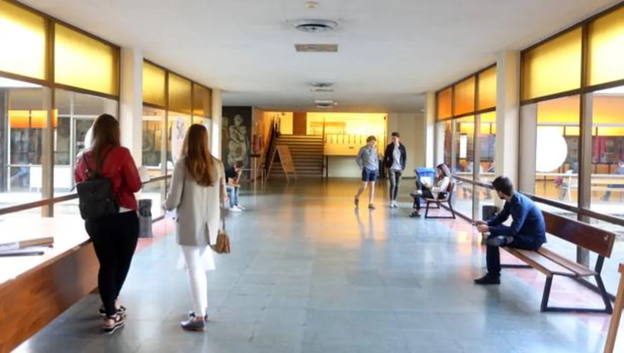 Estudiantes en los pasillos de una facultad, en Santiago