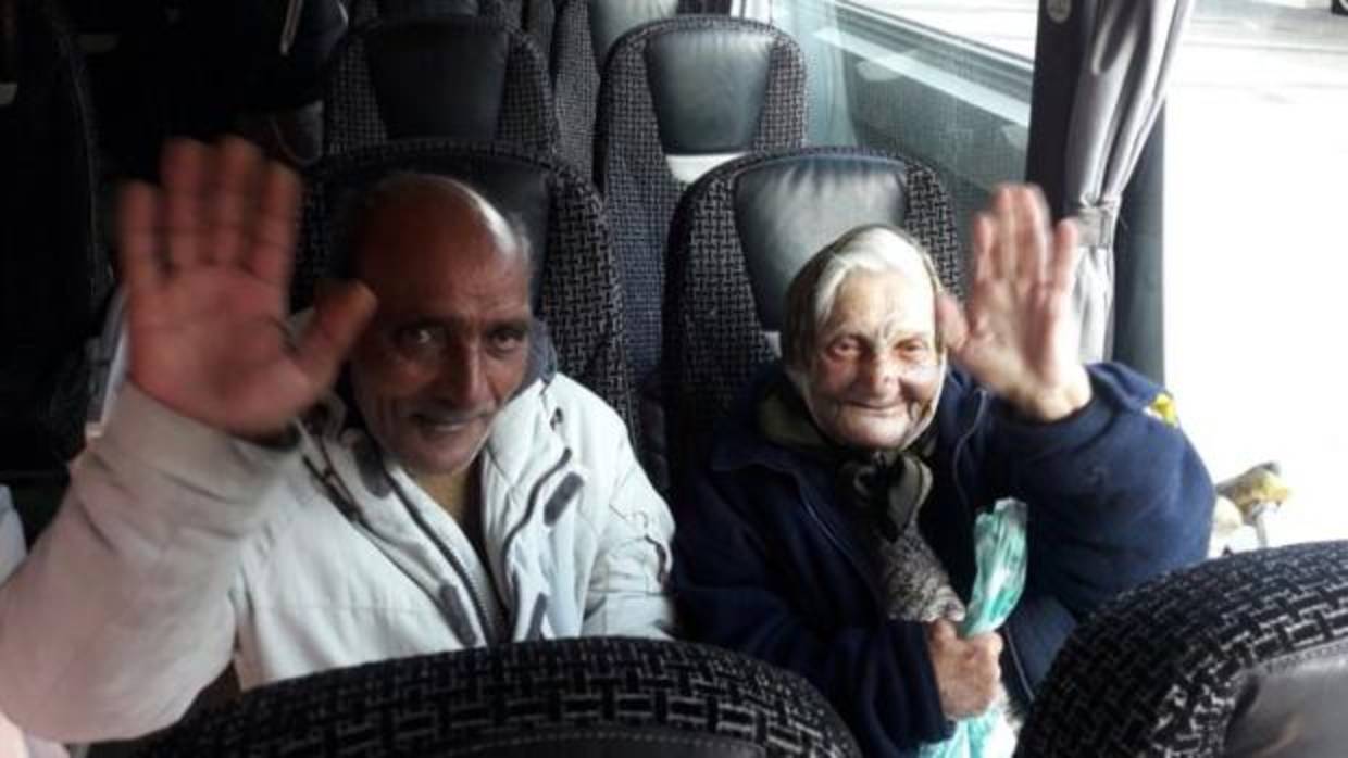 La anciana «sin techo» que recibió una brutal paliza viaja a Rumanía para pasar las Navidades