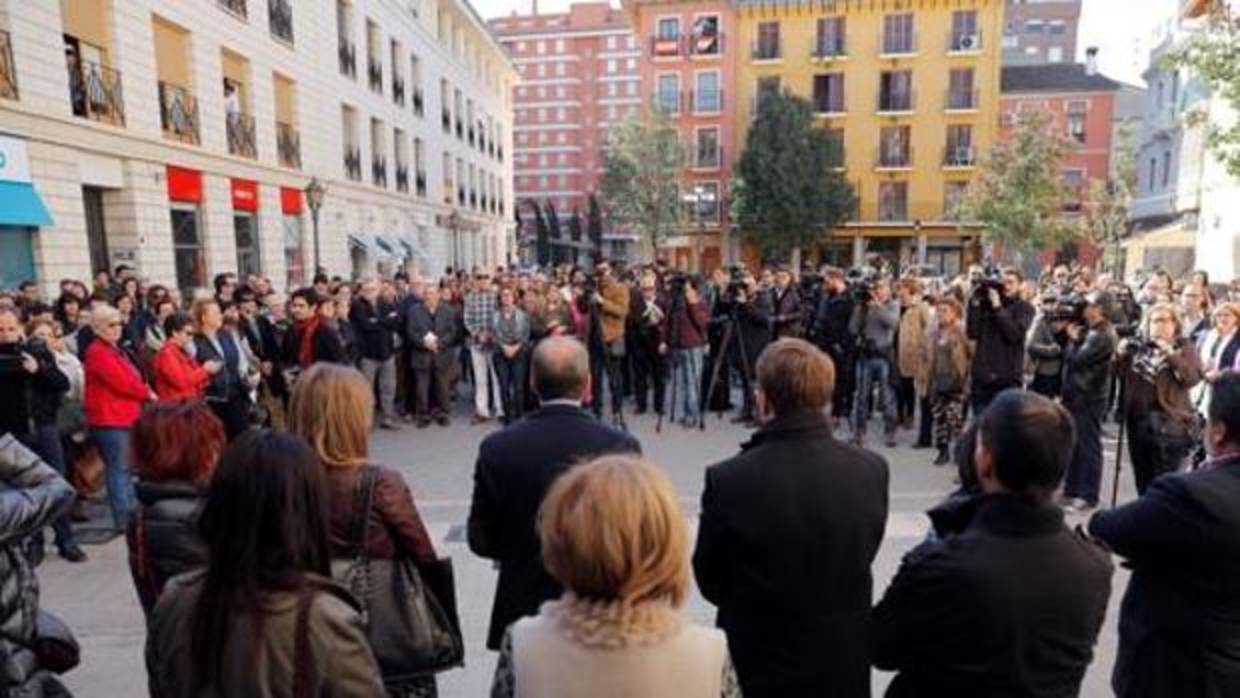 Imagen de la concentración en repulsa del asesinato de la pequeña Maia en Alzira