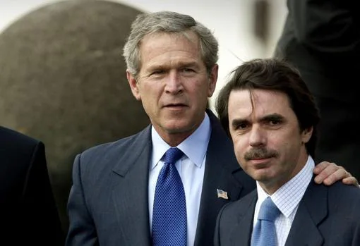 George W. Bush y Aznar, durante la reunión en las Azores