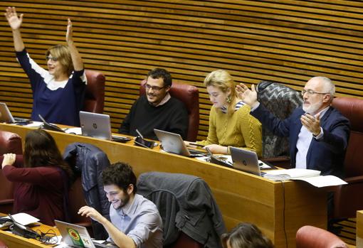 El grupo parlamentario de Podemos, en un momento del debate