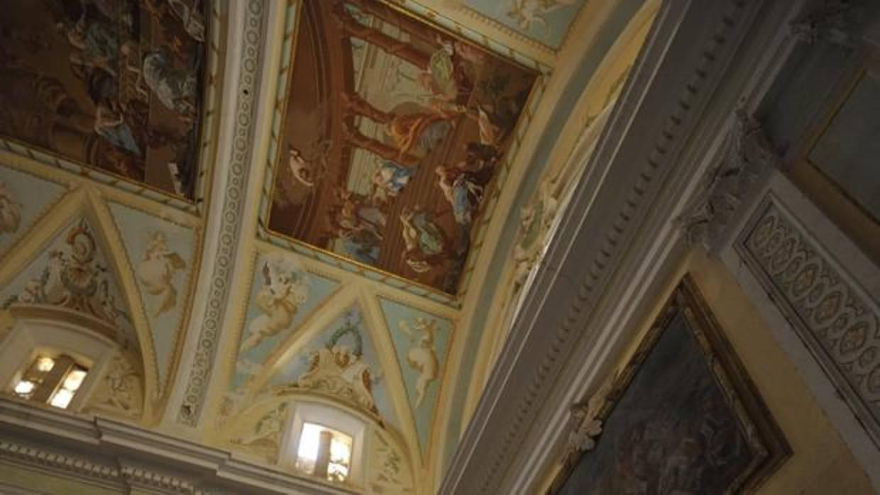 Detalle de la riqueza pictórica que atesoran las bóvedas de la iglesia de la Cartuja de los Monegros