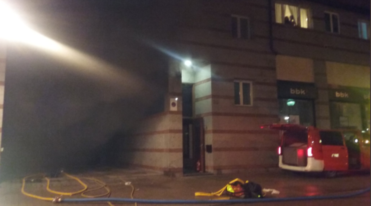 Seis coches calcinados y 54 vecinos desalojados por un incendio en Bilbao