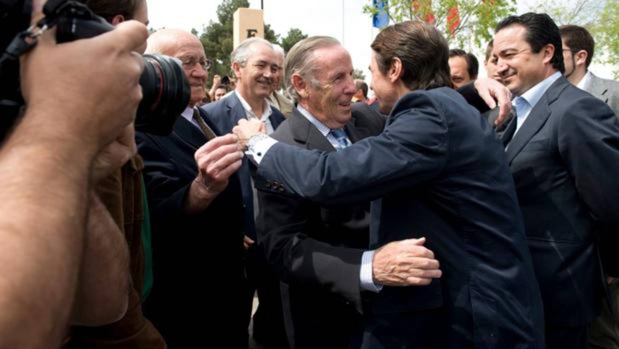 José María Aznar y Feliciano Blázquez se abrazan en uno de sus encuentros
