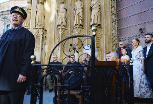 Las Falleras Mayores de Valencia visitan el Tribunal de las Aguas en el aniversario de la designación de las Fallas como patrimonio inmaterial de la UNESCO