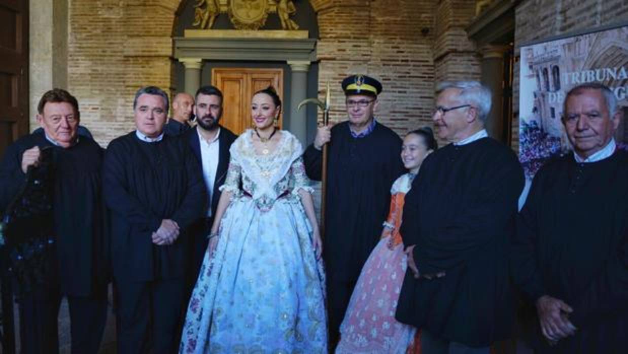 Las Falleras Mayores de Valencia visitan el Tribunal de las Aguas en el aniversario de la designación de las Fallas como patrimonio inmaterial de la UNESCO