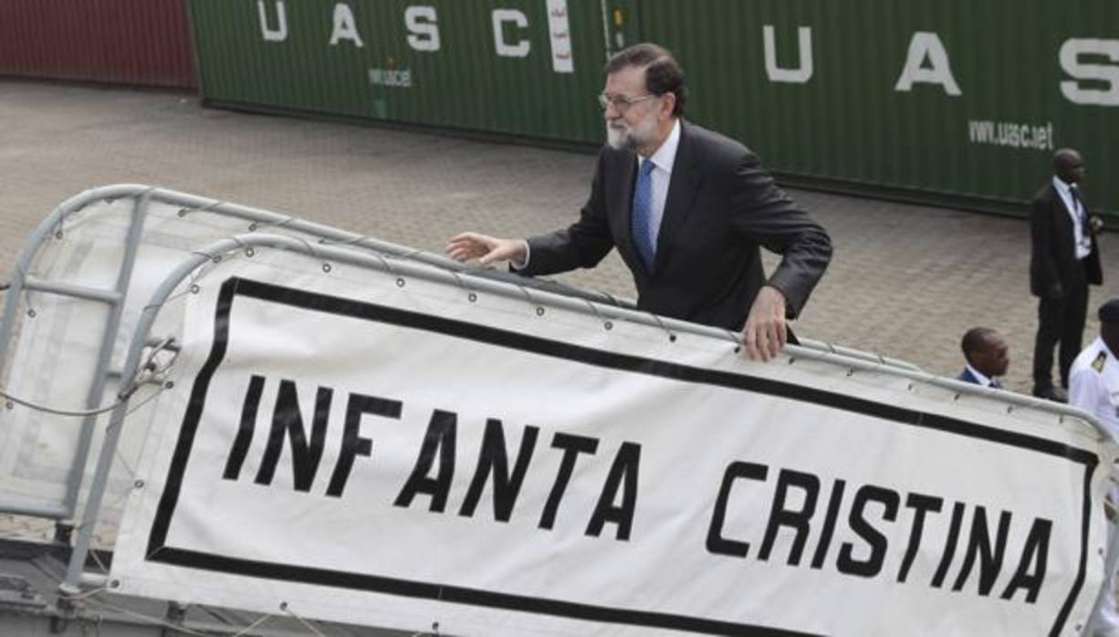 El presidente del Gobierno, Mariano Rajoy, sube a bordo del patrullero Infanta Cristina