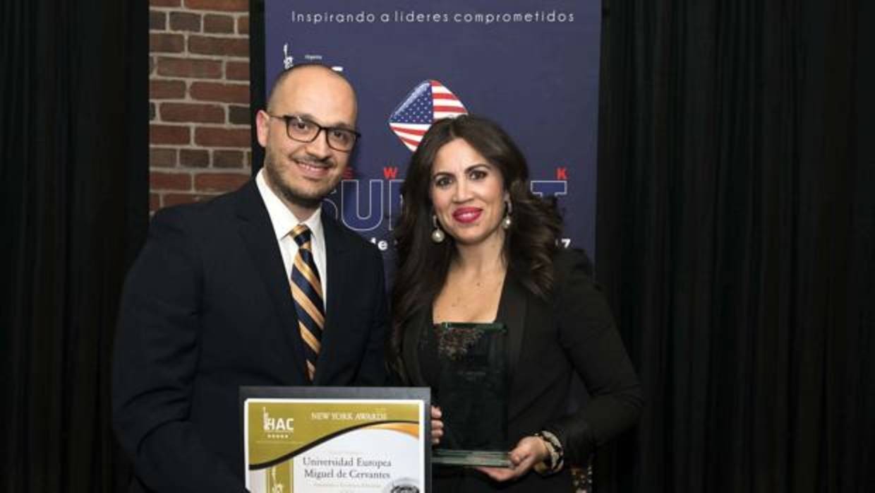 La rectora de la UEMC, Imelda Rodríguez, recoge el premio «New York Award 2017» de manos del CEO del Hispanic American College en Norteamérica, Ray Cazorla