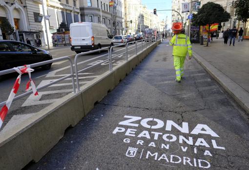 Bloques de hormigón instalados para la peatonalización de la Gran Vía