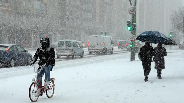 La nieve llega a Burgos y obliga a circular con cadenas en varios tramos de la red principal en tres provincias