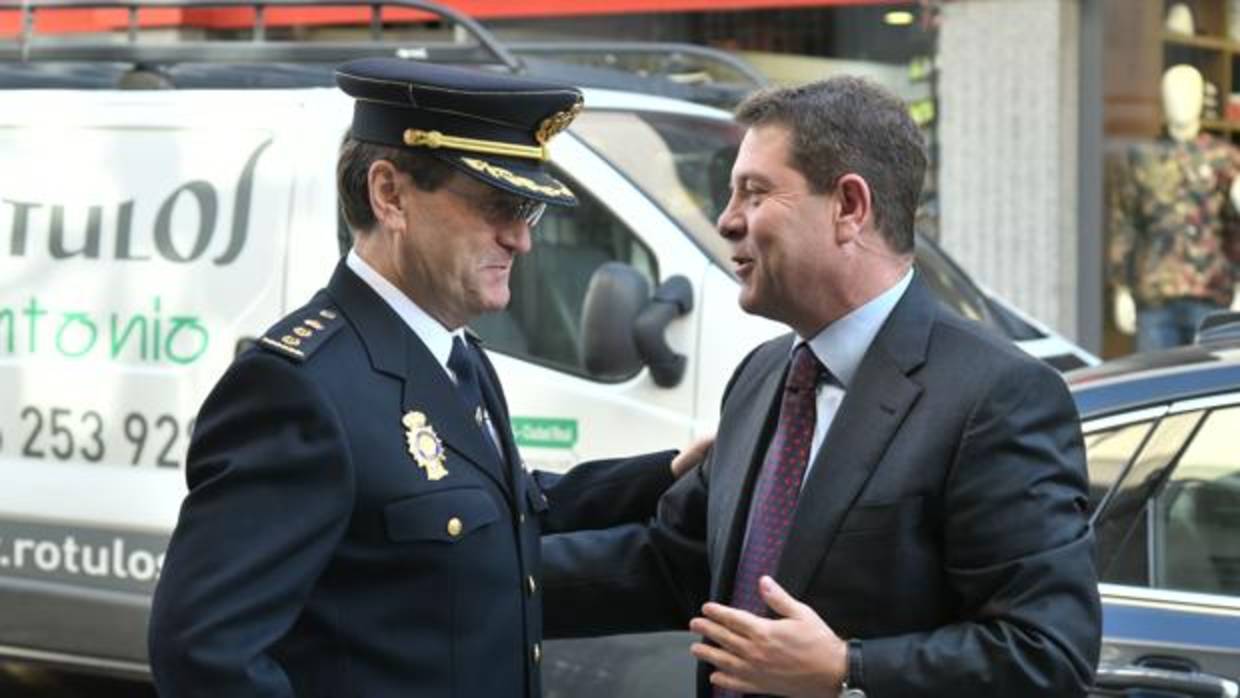 El presidente regional conversa con un mando policial en Ciudad Real