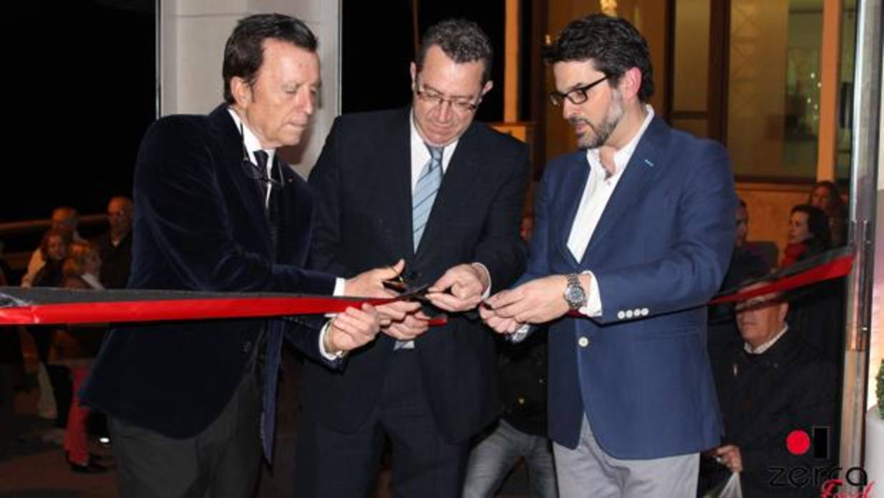 Ortega Cano con el alcalde de Benidorm, Toni Pérez, en la apertura del restaurante El Belador