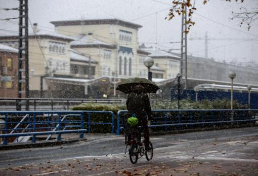 Cierre de puertos, cadenas en los coches y suspensión de clases por el temporal de nieve en el País Vasco