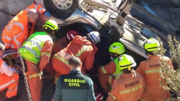 Un hombre resulta herido al volcar con el coche en un bancal y quedar atrapado