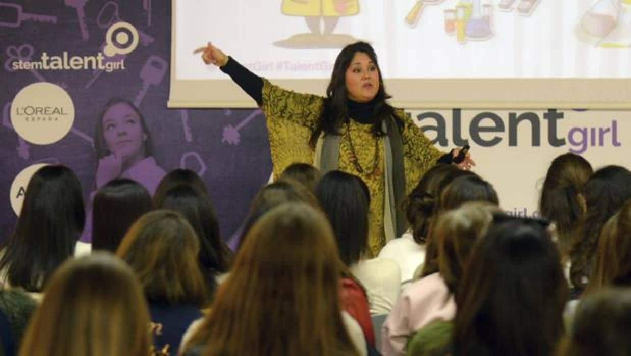 La investigadora Gloria López participa en una sesión del proyecto «Stem Talent Girl»
