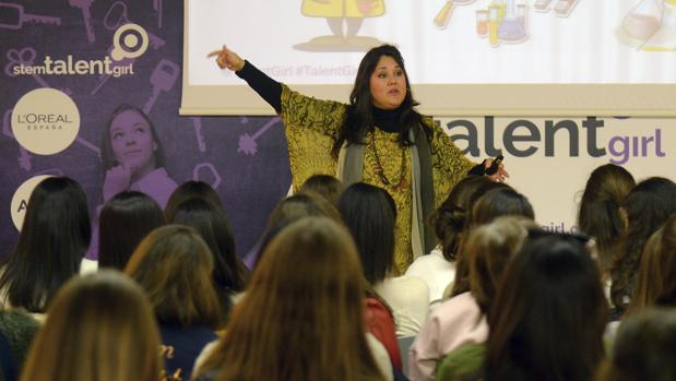 La investigadora Gloria López anima a las nuevas generaciones de mujeres a «ser valientes»