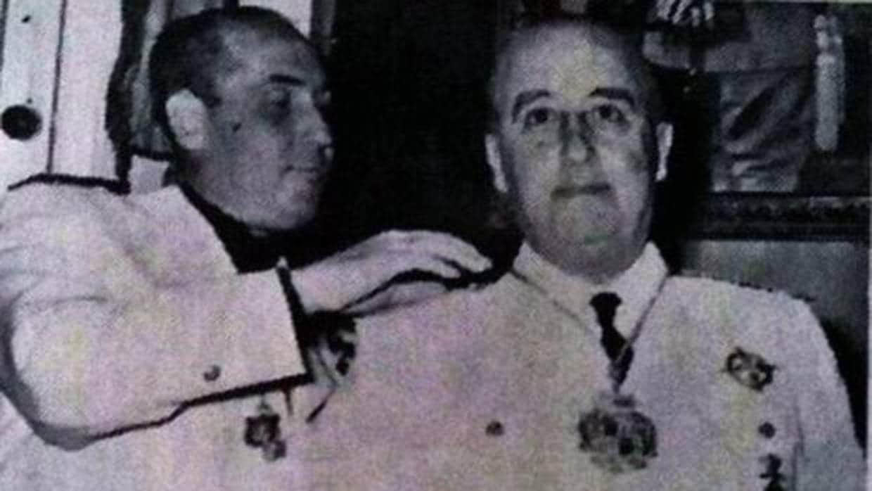 Francisco Franco recibe la medalla de oro de Almadén en 1955