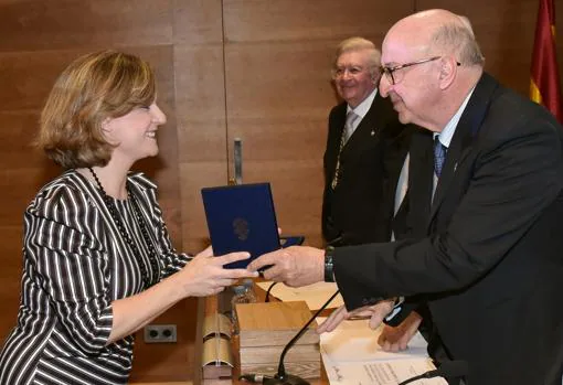 Gemma Herranz recoge la medalla de manos del director de la RAI, Elías Fereres