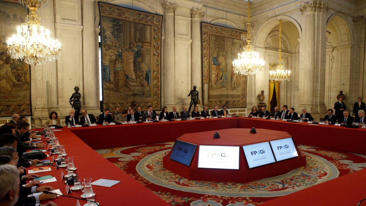 Los Reyes presiden en el Palacio Real a los miembros del patronato de la Fundación Princesa de Gerona