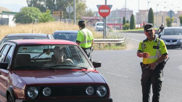 Pillan dos veces en un mismo día a un conductor borracho que viajaba con dos menores