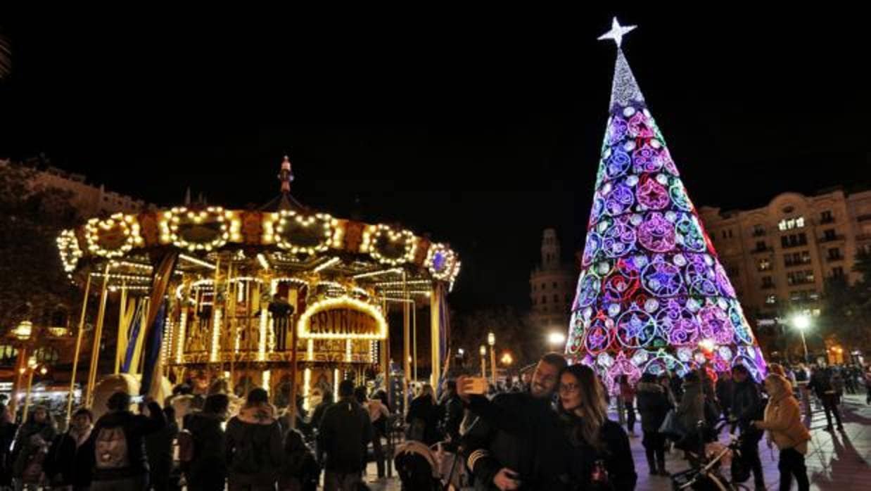 La plaza del Ayuntamiento de Valencia, iluminada con luces de Navidad este 2017