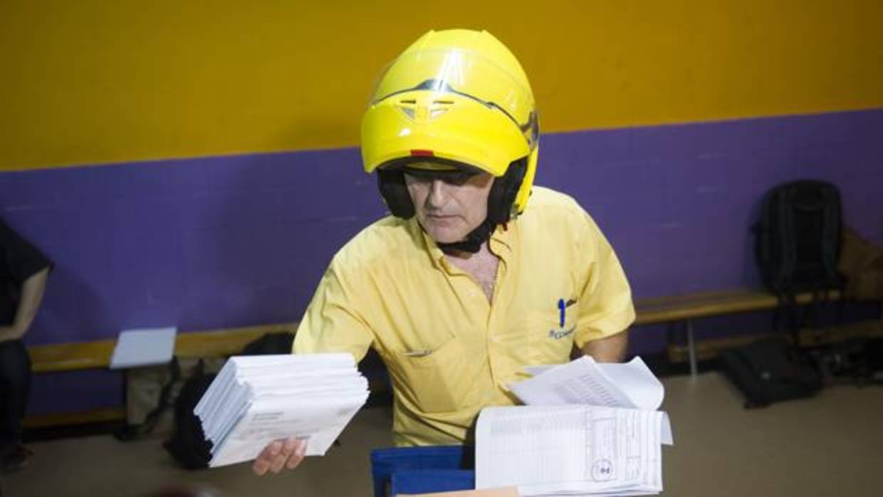 Un trabajador de Correos lleva el voto a una mesa de Barcelona en las pasadas elecciones generales del 26-J