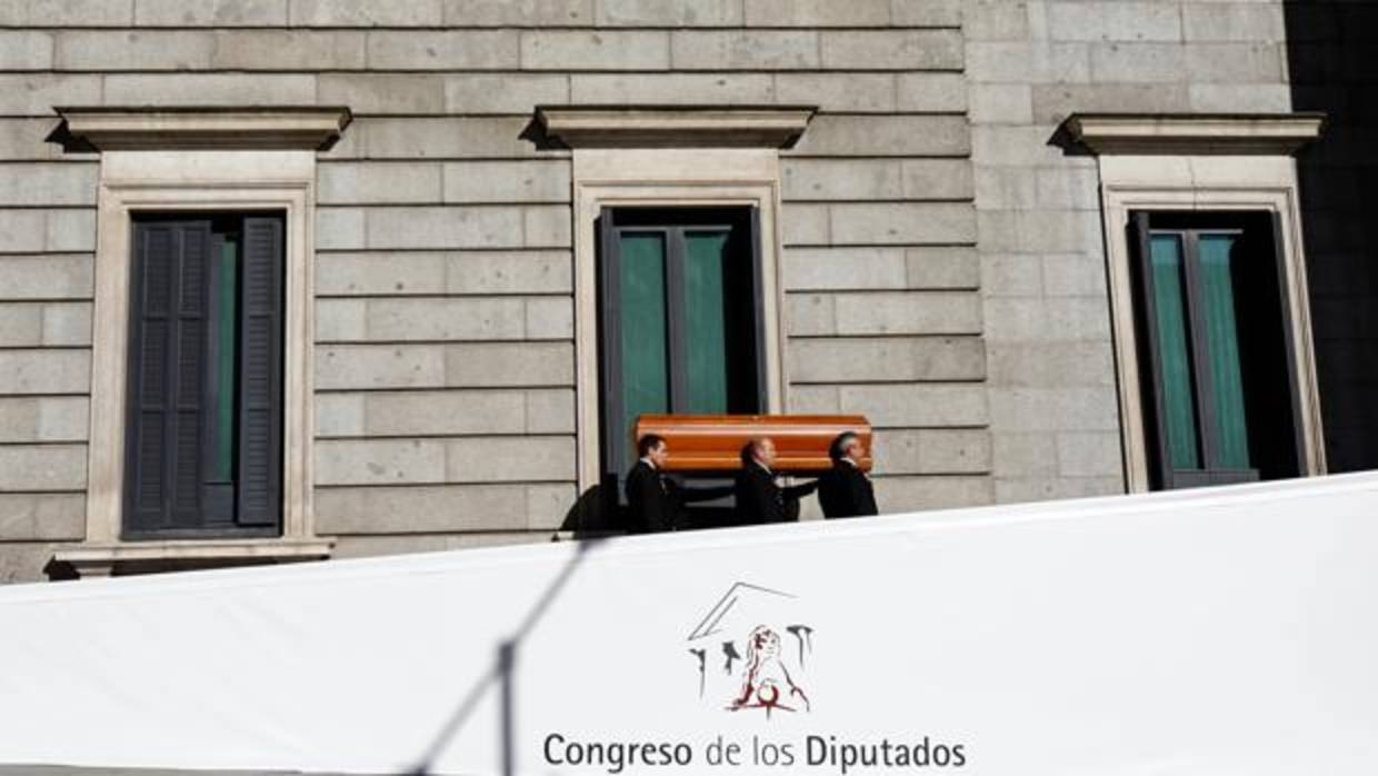 El Rey, frente al féretro en el Congreso de los Diputados