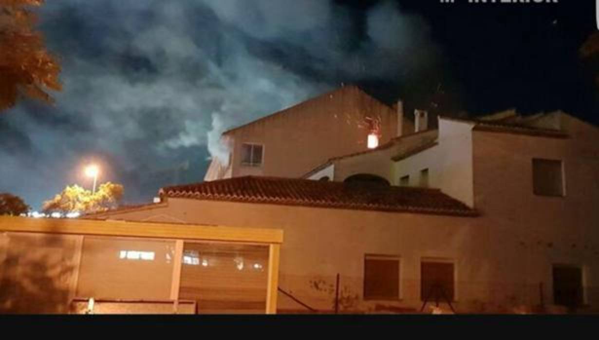 Imagen de la casa en llamas