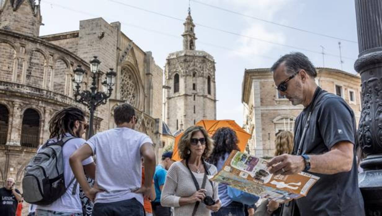 Imagen de archivo de un grupo de turistas tomada en la ciudad de Valencia